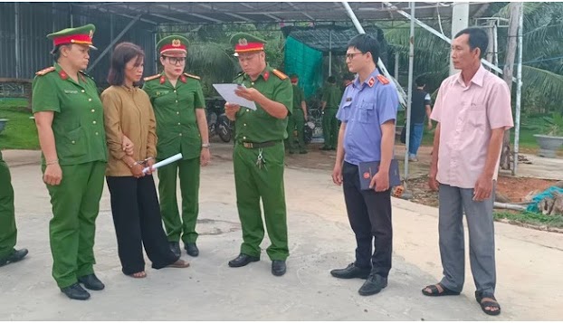 Thương xót mẹ 3 con bị cả chồng cũ không cho ra khỏi nhà, tác động vật lý như thời trung cổ