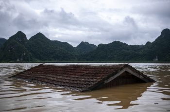 Những hình ảnh mới nhất nơi “rốn lũ” Quảng Bình: Hơn 400 nhà dân, chuồng trại ngập sâu trong lũ