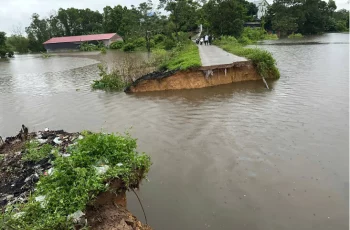 NÓNG: Hà Nội vỡ bờ bao Đầm Khoai (huyện Sóc Sơn)