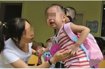 Bé gái mầm non tan học suốt 3 ngày không thấy bố mẹ đến đón, mở cặp sách của em ra xem, các cô giáo đều bật khóc