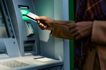 Từ 1/1/2025, trường hợp duy nhất có thể rút tiền tại ATM nếu chưa xác thực sinh trắc học