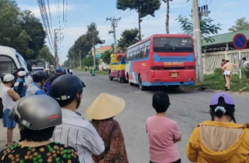 Đang đứng nghe điện thoại, nữ công nhân bị ô tô khách lùi bất cẩn, cán tuvong tại chỗ