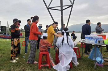 Đôi vợ chồng tUvong khi đi đánh cá: Xót cảnh 4 đứa trẻ đói khát, ngóng chờ nhưng bố mẹ mãi không về nữa