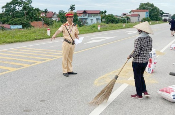 Chi tiết mức phạt đối với hành vi phơi lúa, chơi thể thao trên đường