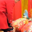Con trai chồng quỳ khóc nức nở trước mặt mẹ kế trong ngày trọng đại, nguyên nhân đằng sau khó ai ngờ
