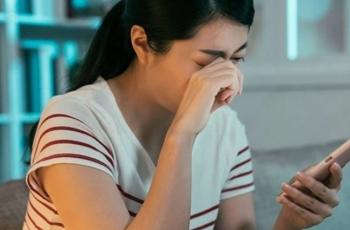 Chị chồng vay tiền, tôi cầm điện thoại chồng để trả lời rồi sốc ngất khi phát hiện bí mật động trời