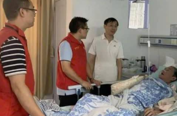 2 con trai ruột có nhà ở thành phố nhưng đùn đẩy việc chăm sóc bố già ốm cho con rể làm nông. Suốt 6 năm ông cụ bị bệnh chỉ có con rể chăm nom, kề cận. 2 anh con trai ruột thì viện cớ bận đi làm rồi mất tăm mất hút, có khi 3 tháng mới về thăm 1 lần cho có lệ. Ấy thế mà khi nghe tin ông được bồi thường 7 tỷ tiền giải phóng mặt bằng thì 2 người họ lại hiếu thảo bất ngờ, ai cũng mong được chăm nom bố. Ngày ông cụ mất, luật sư đến tận nhà tuyên bố con rể được thừa kế toàn bộ gia sản cùng 7 tỷ tiền đền bù đất. 2 con trai bực tức tuyên bố sẽ kiện ra tòa. Nào ngờ luật sư lấy ra thêm 1 tờ giấy ông cụ để lại khiến tất cả nín bặt…