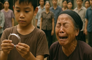 Bé trai 7 tuổi nhặt được chiếc lắc bạc cũ trong vườn, nhưng bà nội vừa nhìn thấy đã hét lên rồi ngất ngay tại chỗ
