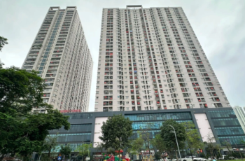 Người dân chung cư ở Hà Nội bất ngờ nhặt được cục tiền từ trên cao xuống