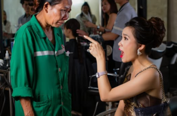 Cô lao công đi gội đầu bị vợ tỷ phú sỉ nhục khiến cô phải rời đi trong nước mắt, 30 phút sau, một người đàn ông bước tới khiến vợ tỷ phú phải trả giá đắt