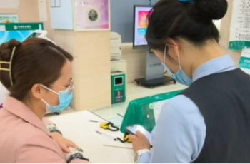 Đóng gần 830 triệu tiền bảo hiểm suốt 10 năm, đến hạn rút tiền thì công ty thông báo: “Hợp đồng ghi rõ phải đợi đến năm 2084”