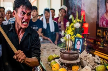 Con rể lao vào đập nát bàn thờ mẹ vợ và hét lớn trong lễ tang – cả gia tộc sốc khi biết sự thật