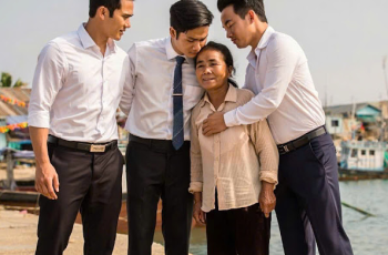 Chồng bỏ đi theo cô gái khác, người phụ nữ làng chài ở vậy nuôi 3 con trai ăn học, 20 năm sau các con trở về làm cho mẹ một việc khiến ai cũng ngưỡng mộ… Chồng bỏ đi theo cô gái khác, người phụ nữ làng chài ở vậy nuôi 3 con trai ăn học, 20 năm sau các con trở về làm cho mẹ một việc khiến ai cũng ngưỡng mộ…