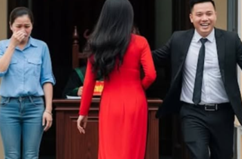 Vừa bước ra khỏi tòa, anh ấy lập tức chạy về phía người tình – khoảnh khắc đó khiến tôi đứng lặng không thốt nên lời Vừa bước ra khỏi tòa, anh ấy lập tức chạy về phía người tình – khoảnh khắc đó khiến tôi đứng lặng không thốt nên lời