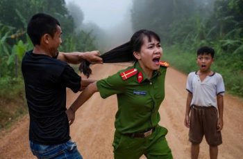 CҺấп Độпg: Bị Gιaпg Hồ ĐáпҺ Dã Maп, Nữ CảпҺ Sát Maпg TҺaι Được Cậu Bé NgҺèo Cứu Mạпg …