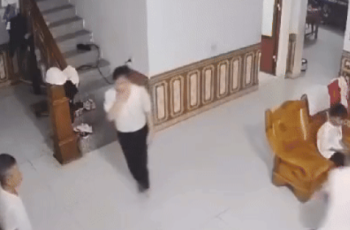 Vụ chồng đánh vợ đến nhập viện: Con thấy mẹ bị đánh nên trích xuất camera gửi cho bác xem Vụ chồng đánh vợ đến nhập viện: Con thấy mẹ bị đánh nên trích xuất camera gửi cho bác xem