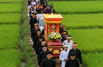 Cụ bà trong làng qua đời ở tuổi 100, tang lễ làm gấp trong đêm vì trùng với lịch cưới cháu, nào ngờ đến lúc đưa ra đồng, xe tang khựng lại không thể nổ máy, cả gia đình xuống kiểm tra thì mới tá hỏa… Cụ bà trong làng qua đời ở tuổi 100, tang lễ làm gấp trong đêm vì trùng với lịch cưới cháu, nào ngờ đến lúc đưa ra đồng, xe tang khựng lại không thể nổ máy, cả gia đình xuống kiểm tra thì mới tá hỏa…