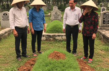 Ở làng Đông, nhà họ Nguyễn vốn là một dòng họ lớn, đông con cháu, nổi tiếng hiếu thảo và đoàn kết Ở làng Đông, nhà họ Nguyễn vốn là một dòng họ lớn, đông con cháu, nổi tiếng hiếu thảo và đoàn kết