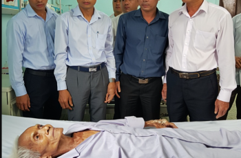 Người cha già sống đơn độc trong ngôi nhà lá siêu vẹo, 5 người con trai trưởng thành giàu có nhưng không đoái hoài, tới khi sắp nhắm mắt tất cả mới ngỡ ngàng phát hiện đống gia tài nhưng ông lại tuyên bố giao hết cho người này… Người cha già sống đơn độc trong ngôi nhà lá siêu vẹo, 5 người con trai trưởng thành giàu có nhưng không đoái hoài, tới khi sắp nhắm mắt tất cả mới ngỡ ngàng phát hiện đống gia tài nhưng ông lại tuyên bố giao hết cho người này…