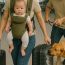 Người mẹ địu theo con nhỏ ra sân bay, vừa đặt vali xuống chú chó của người bên cạnh liên tục sủa dữ dội cắn vỡ cả hành lý