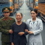 Người phụ nữ bán trá đá đầu ngõ bị cả xóm chê là chửa hoang, 1 mình nuôi con con gái đậu đại học y, nào ngờ đùng phát 1 ngày có người đàn ông lái 20 chiếc xe tải
