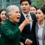 Chồng lén gọi điện cho đồng nghiệp nữ lúc nửa đêm, vợ im lặng chịu đựng. Không ngờ mẹ chồng lại ra tay theo cách không ai lường trước…