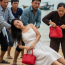 Cô gái bị trôi dạt vào bờ biển làng chài không giấy tờ tùy thân, người dân xúm vào đưa về bờ tổ chức hậu sự thì vừa lật người cô đã rơi ra chiếc túi nhỏ dắt ở eo