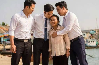 Chồng bỏ đi theo cô gái khác, người phụ nữ làng chài ở vậy nuôi 3 con trai ăn học, 20 năm sau các con trở về làm cho mẹ một việc khiến ai cũng ngưỡng mộ…