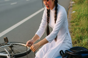 Nữ sinh đi thi tốt nghiệp bất ngờ bị h/ỏng xe giữa đường, đúng lúc không biết phải làm sao thì cứu tinh của đời cô xuất hiện
