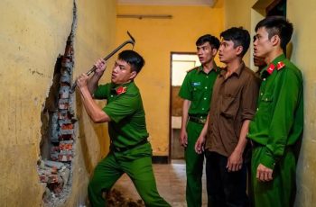 TP.HCM: Phát hiện mùi lạ, Chủ nhà kêu người đục tường và phát hiện bí mật rơn người sau lớp gạch