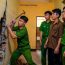 TP.HCM: Phát hiện mùi lạ, Chủ nhà kêu người đục tường và phát hiện bí mật rơn người sau lớp gạch