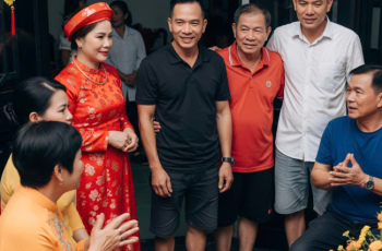 Nhà chồng chị gái tôi đến ăn hỏi nhưng người thì mặc áo phông, người đi dép lê, bác tôi tuyên bố đuổi thẳng cổ