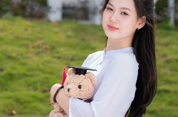 Bảng thành tích “siêu khủng” của nữ thủ khoa đạt điểm tuyệt đối khối A00: Thua hoa hậu mỗi vương miện Bảng thành tích “siêu khủng” của nữ thủ khoa đạt điểm tuyệt đối khối A00: Thua hoa hậu mỗi vương miện
