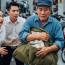 Người đàn ông nghèo mang theo một balo tiền mặt đi mua xe máy đắt tiền, nhân viên cửa hàng thấy nghi ngờ nên lập tức gọi CS tới