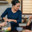 Mẹ đẻ lên chơi, mẹ chồng làm cỗ to tiếp đãi, lúc về tôi lén gói cho bà ít đồ ăn thừa mang về thì mẹ chồng lao đến giật lại tưởng bà cất đi nhưng nào có ngờ