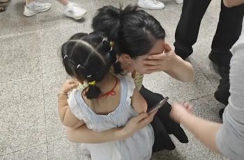 Thấy bé gái trên mạng giống hệt con mình, người mẹ đòi xét nghiệm ADN và cái kết đau lòng Thấy bé gái trên mạng giống hệt con mình, người mẹ đòi xét nghiệm ADN và cái kết đau lòng