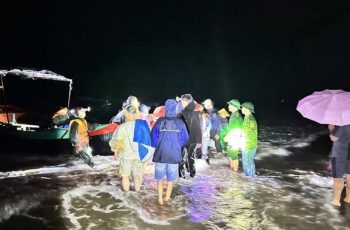 Giông lốc đánh chìm tàu du lịch chở 34 người ở Hà Tĩnh Giông lốc đánh chìm tàu du lịch chở 34 người ở Hà Tĩnh