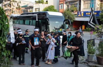 Lễ tang đẫm nước mắt của người cha đơn thân tử nạn khi tắm biển Hòn Gai, để lại con trai khuyết tật và mẹ già