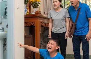 Cậu Bé Không Dám Vào Phòng Tắm Một Mình Và Người Thợ Điện Nước Phát Hiện
