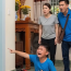 Cậu Bé Không Dám Vào Phòng Tắm Một Mình Và Người Thợ Điện Nước Phát Hiện