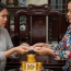 Tôi vui vẻ đưa 10 cây vàng sau lễ cưới còn trả lại cả tiền lễ đen. Nhưng chỉ 5 ngày sau mẹ chồng đã mang tất cả trả ngược lại, còn cho thêm vợ chồng tôi căn nhà ở ngoại ô