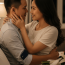 Sau cuộc “chiến đấu” trong đêm tân hôn, tôi ngủ thiếp đi lúc nào không hay, khi giật mình tỉnh dậy thấy vợ đang ngồi bên cạnh chiếc túi đen với vẻ mặt mãn nguyện