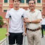 Người thầy cả đời không lập gia đình nhận nuôi cậu học trò mất một chân bị bỏ rơi, 20 năm sau cậu khiến cả triệu người xúc động