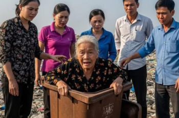 Mẹ già giả điên thử lòng các con, nào ngờ 5 năm sau bật khóc khi biết bộ mặt thật… Mẹ già giả điên thử lòng các con, nào ngờ 5 năm sau bật khóc khi biết bộ mặt thật…