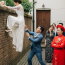 Ngay lần đầu nhìn thấy con dâu tương lai mẹ tôi đã phán “ngữ này chỉ có cho trèo tường đón về cửa sau’, tôi thuận theo ý bà đón vợ về như mẹ dặn