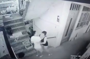 Ngã khỏi tầng 2 khi ôm bạn trai, người phụ nữ tuvong tại quán bar