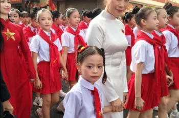 Gia thế cô bé 7 tuổi gây sốt khi hát cùng Mỹ Tâm, được hàng triệu người tìm thông tin sau Đại lễ A80 Gia thế cô bé 7 tuổi gây sốt khi hát cùng Mỹ Tâm, được hàng triệu người tìm thông tin sau Đại lễ A80