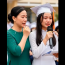 Mẹ nhặt ve chai, cha không có, nữ sinh bị bạn bè xa lánh suốt 12 năm học, ngày nhận bằng khen, em đã phát biểu một câu khiến cả trường chìm trong nước mắt…