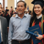 Bố dượng làm thợ xây 25 năm nuôi tôi học Tiến sĩ, thầy giáo sững sờ khi thấy ông tại lễ tốt nghiệp