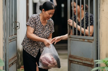 Chị dâu không đi làm, chỉ ở nhà ngày hai bữa cơm, anh trai tôi đưa tiền tháng cho đi chợ nhưng chị còn mua thêm cho nhà chị gái, tháng tiền chợ hết 15 triệu